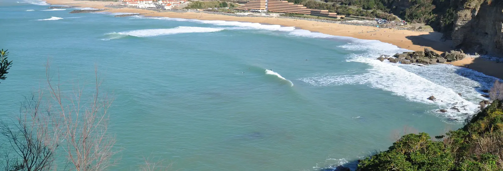 O litoral de Anglet visto das alturas, a praia ao pé das falésias