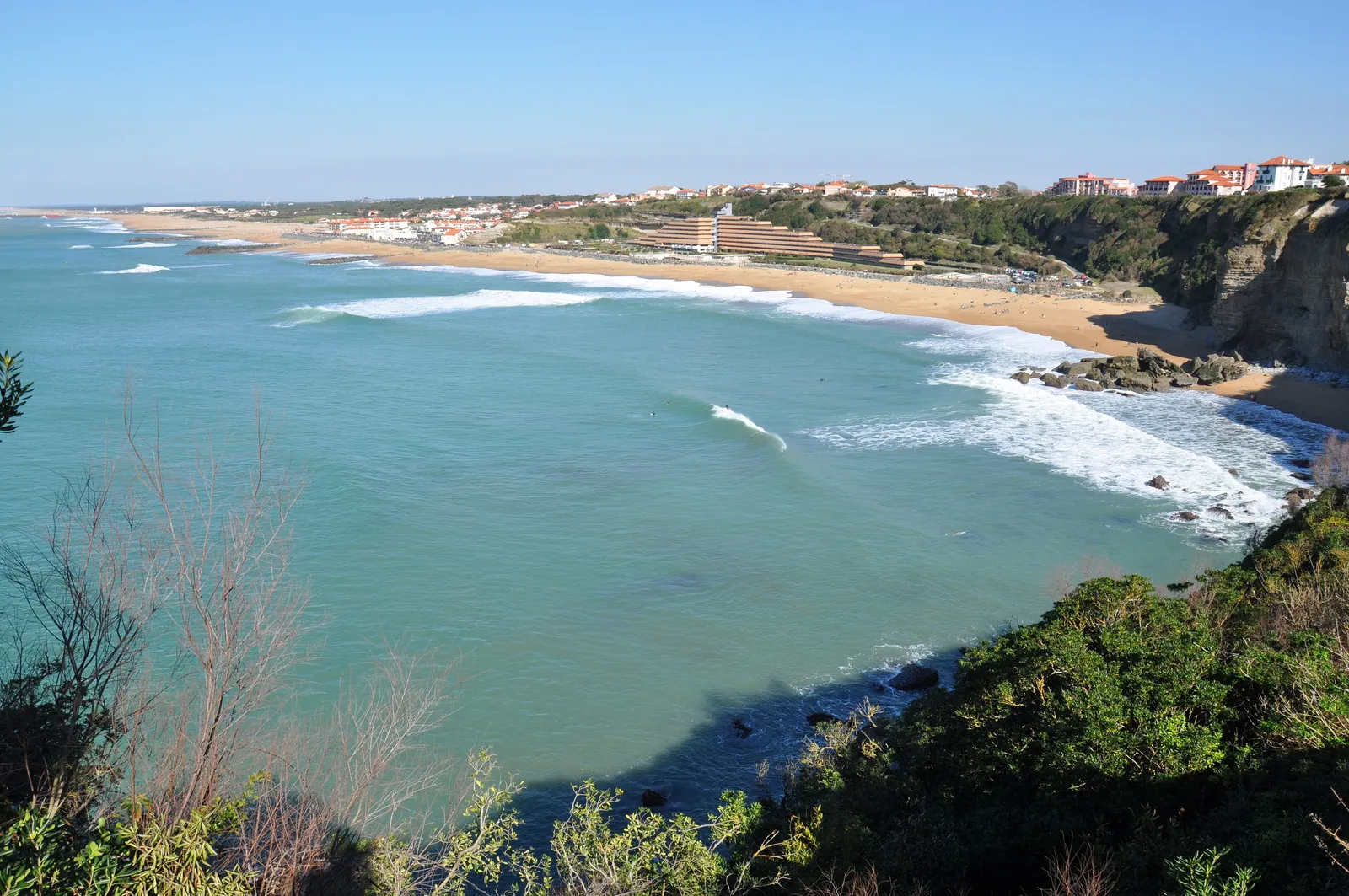 Le littoral d’Anglet vu des hauteurs, la plage au pied des falaises