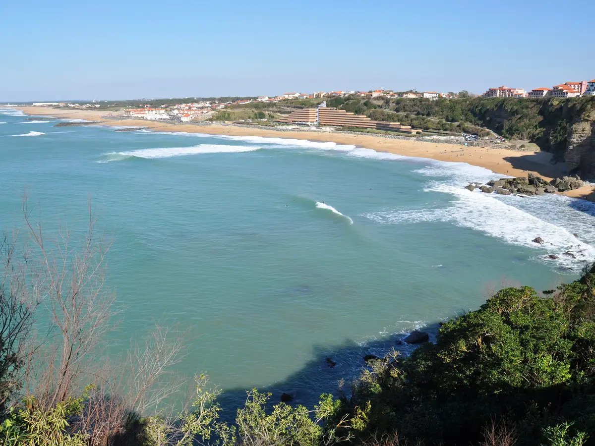 Le littoral d’Anglet vu des hauteurs, la plage au pied des falaises