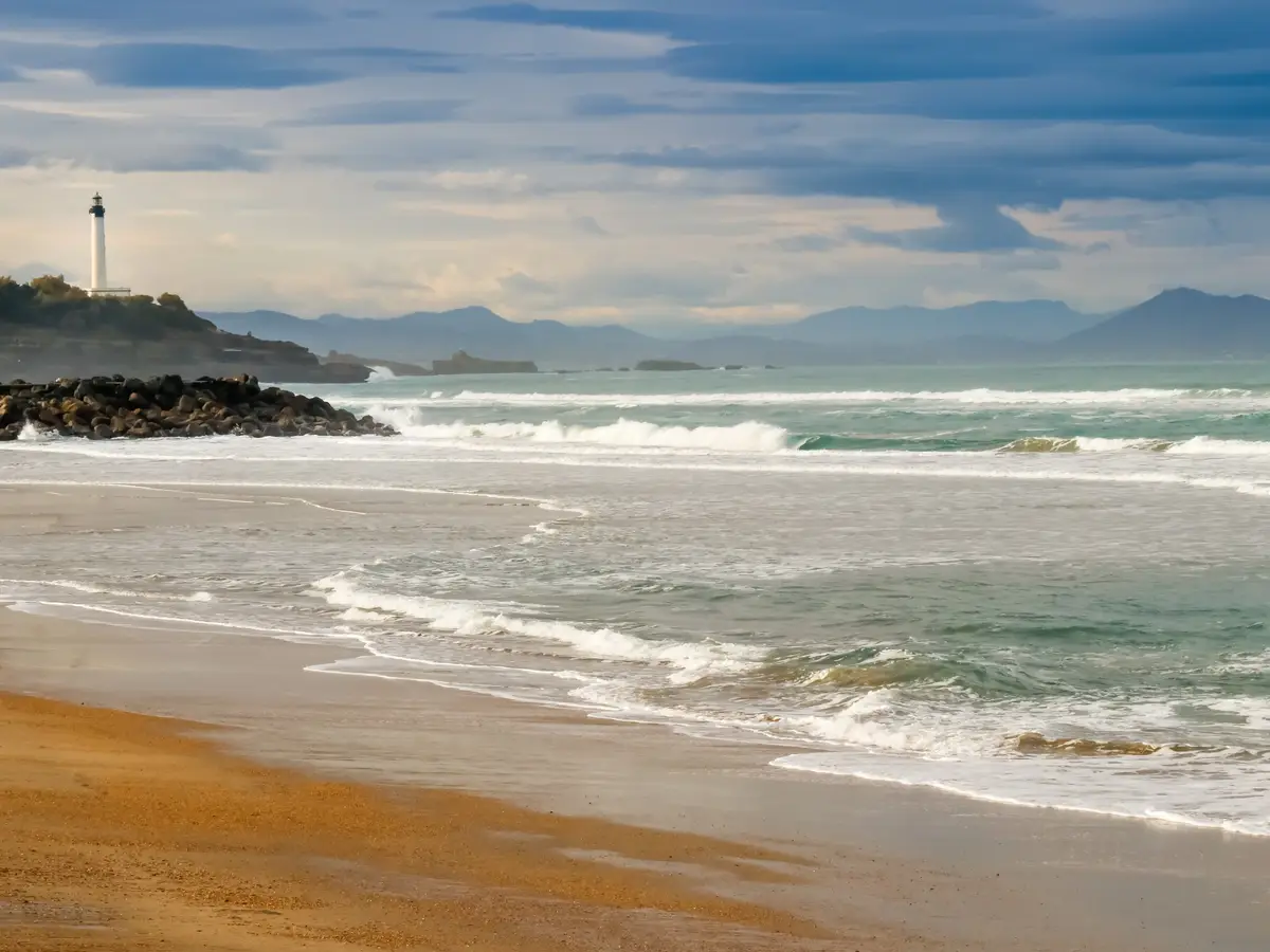 Une plage d’Anglet à marée basse, les vagues de l’Atlantique et la côte basque jusqu’aux montagnes
