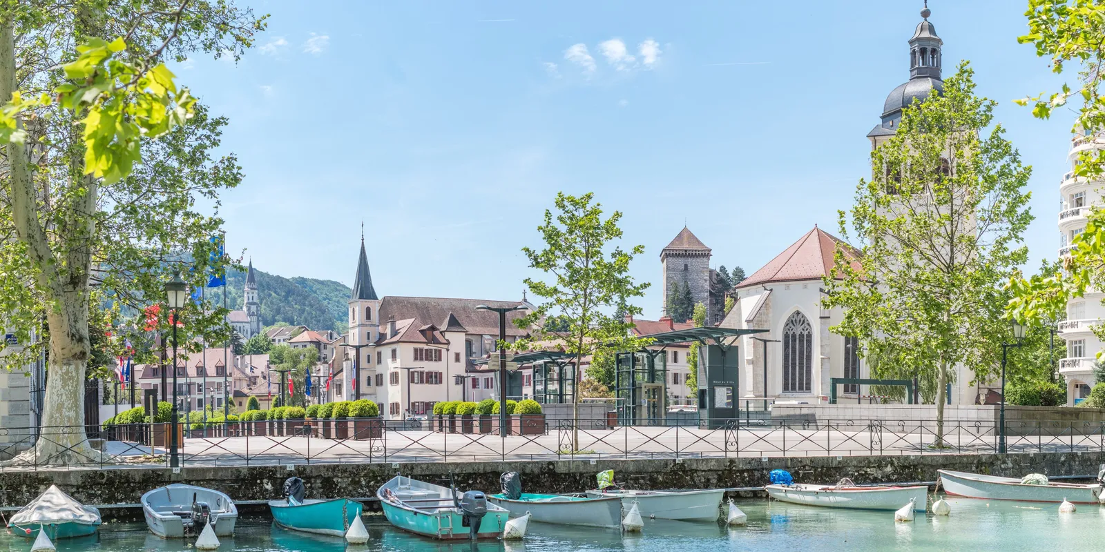 Les barques du quai et les clochers du Vieil Annecy