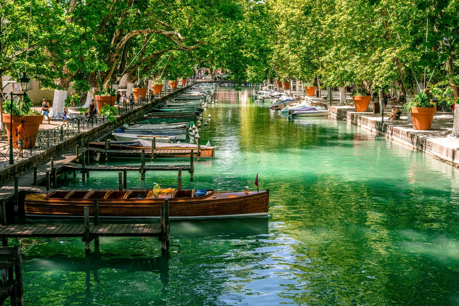 Le canal du Vassé et ses barques sous les platanes, vu du pont des Amours à Annecy
