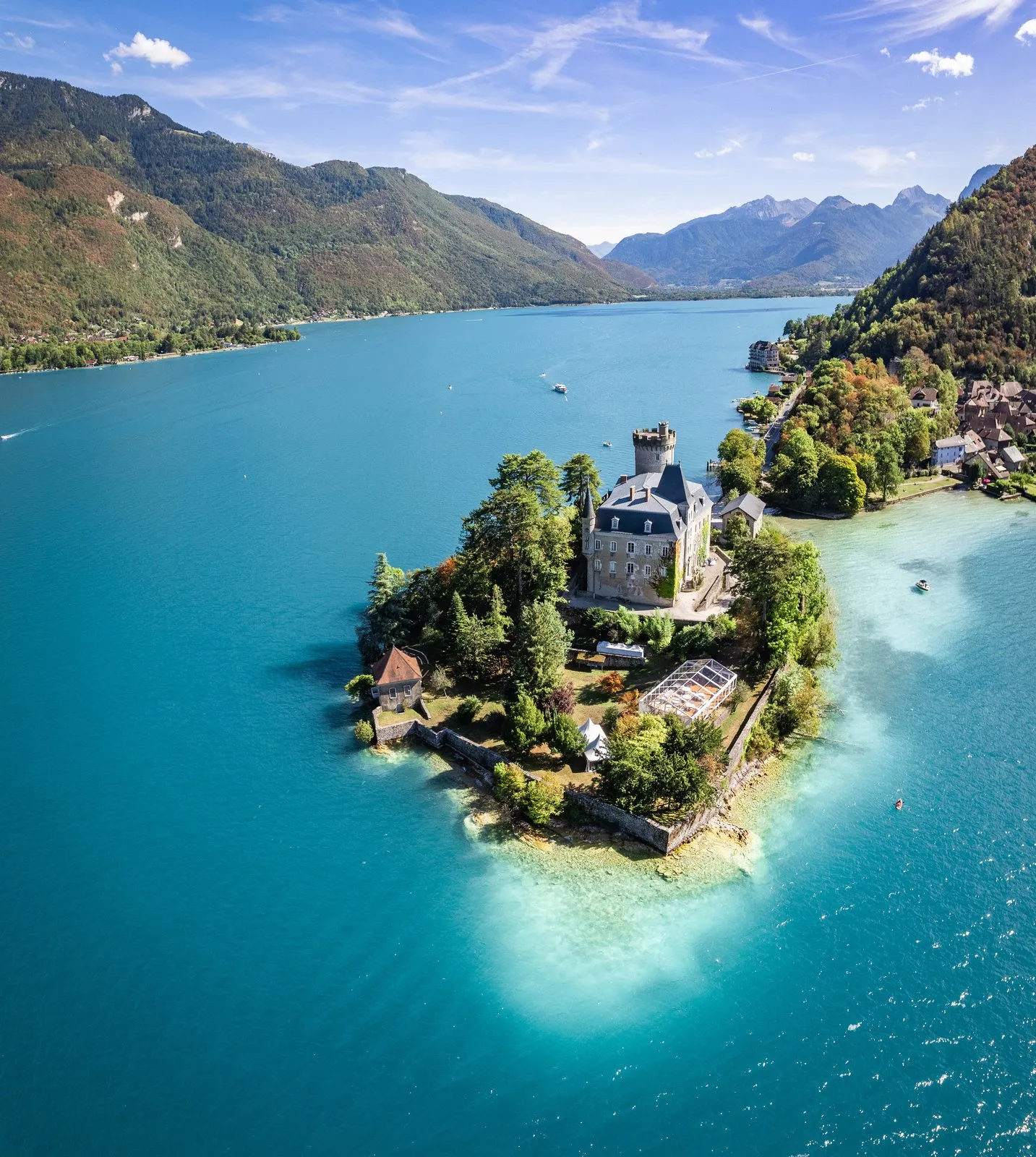 Le château de Duingt sur sa presqu'île, au bout du lac d'Annecy