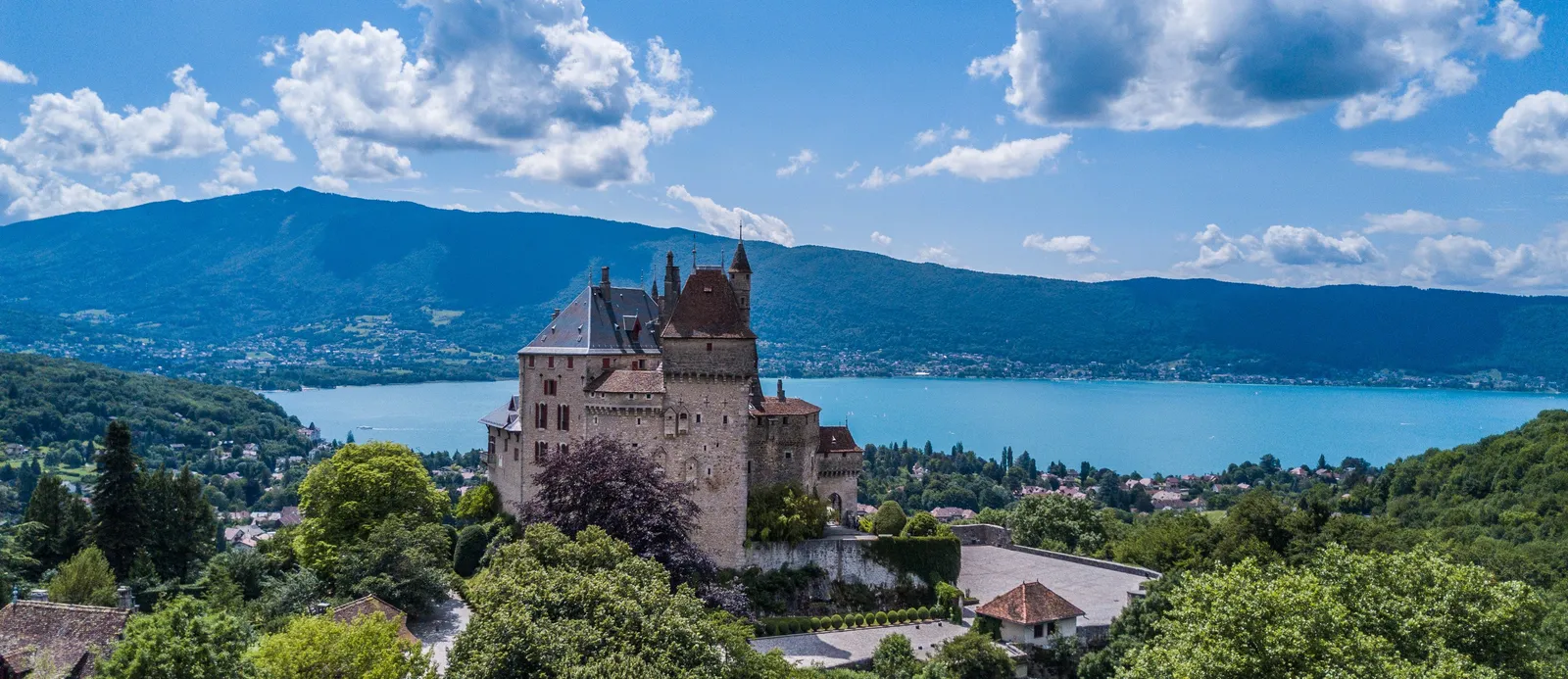 Le château de Menthon-Saint-Bernard au-dessus du lac d'Annecy