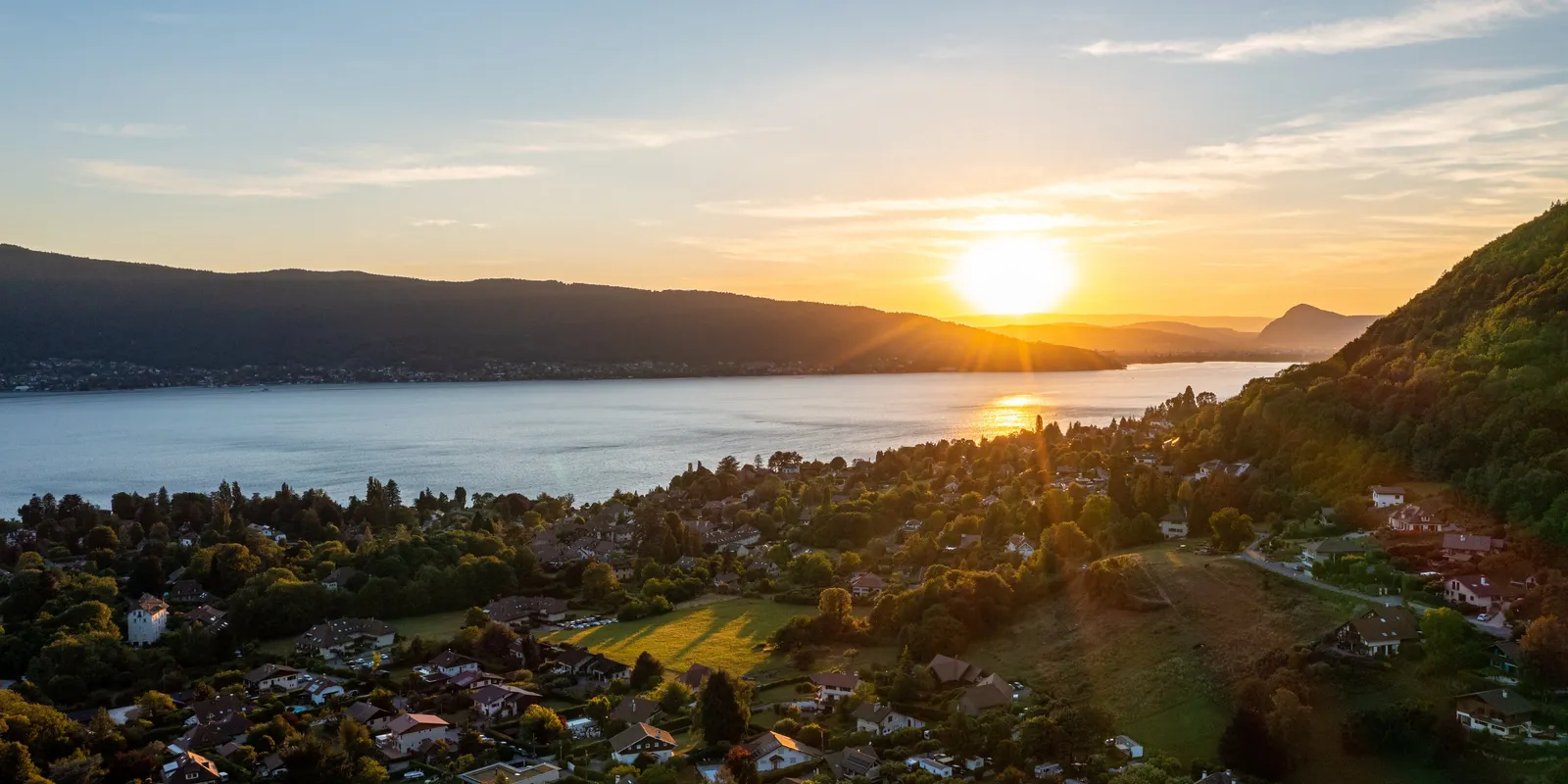 Les coteaux du lac d'Annecy au coucher du soleil