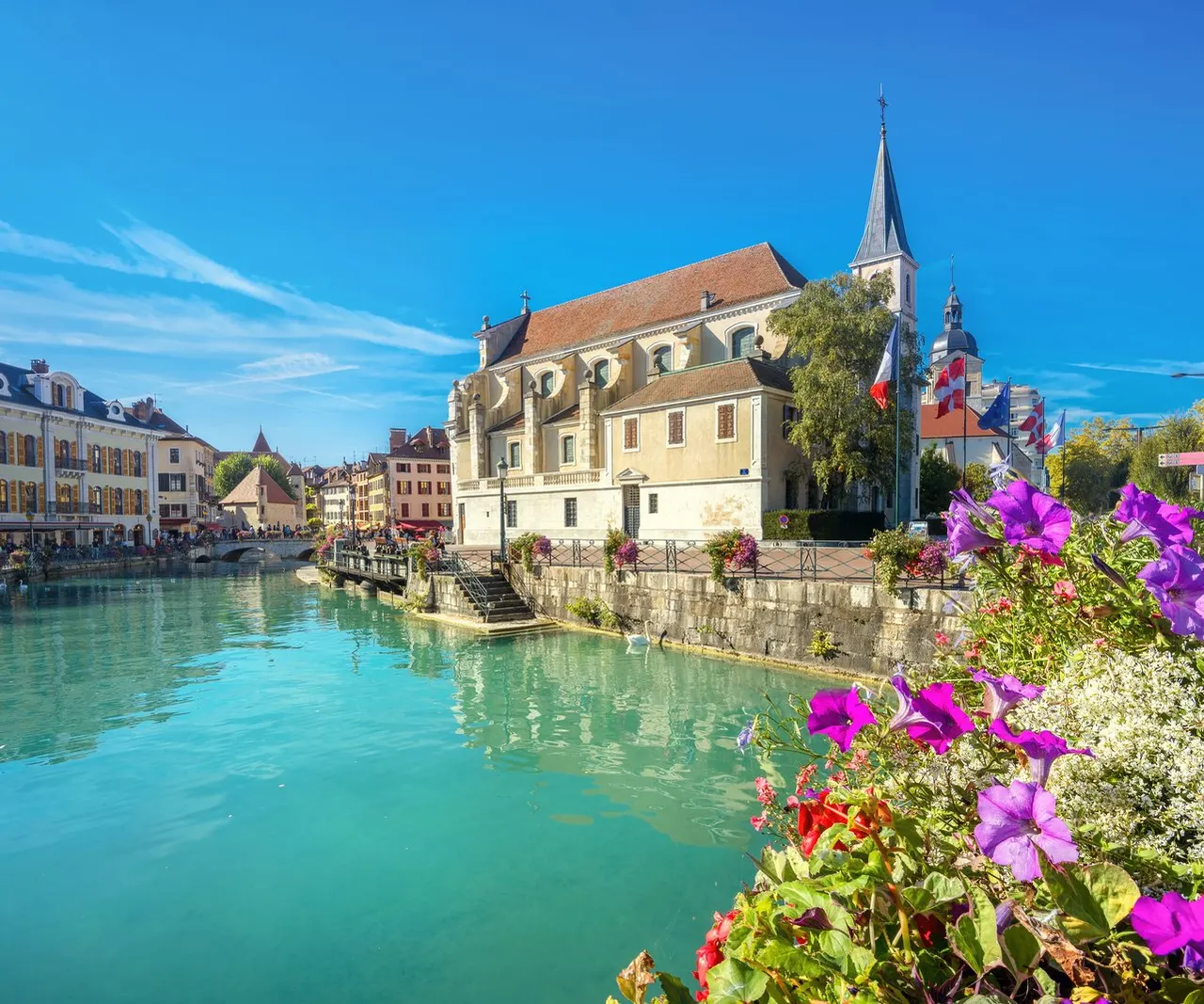 L'église Saint-François-de-Sales au bord du Thiou, dans la vieille ville d'Annecy