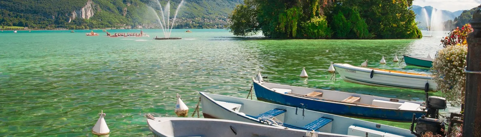 Barques amarrées sur le lac d'Annecy, face à l'île des Cygnes