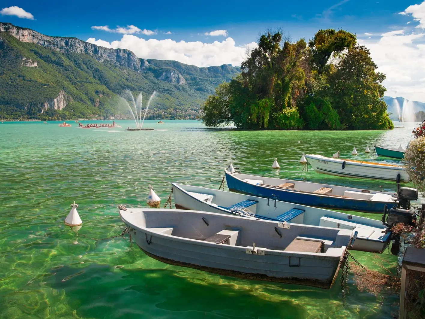 Barcos atracados no lago de Annecy, diante da ilha dos Cisnes