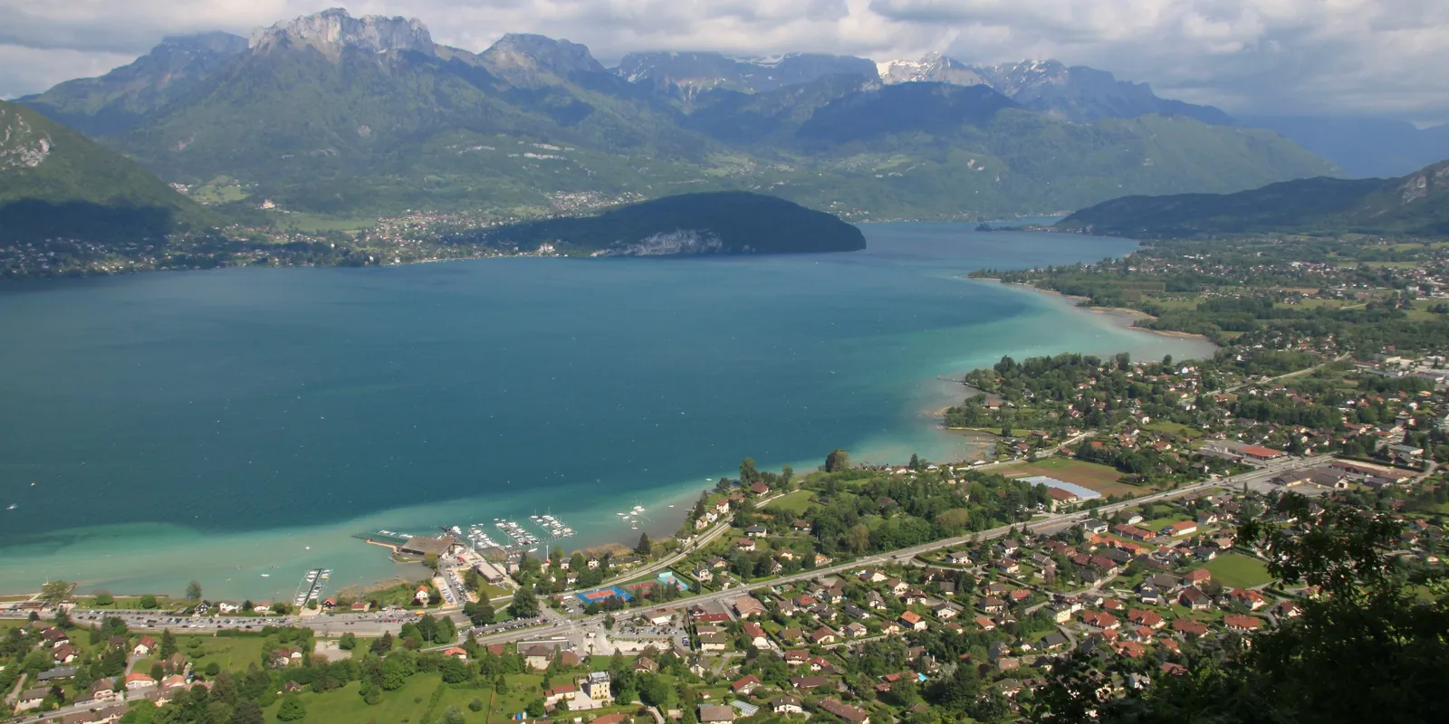 Le lac d'Annecy et ses rives habitées, vus depuis les pentes du Semnoz
