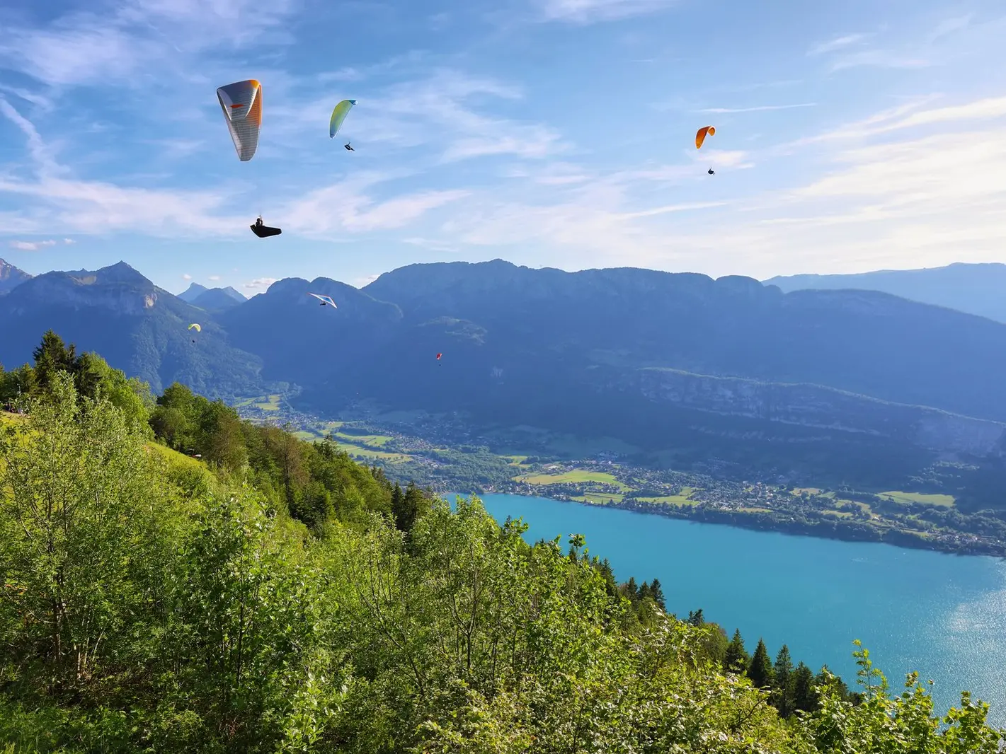 Parapentes sobre o lago de Annecy, visto do col de la Forclaz