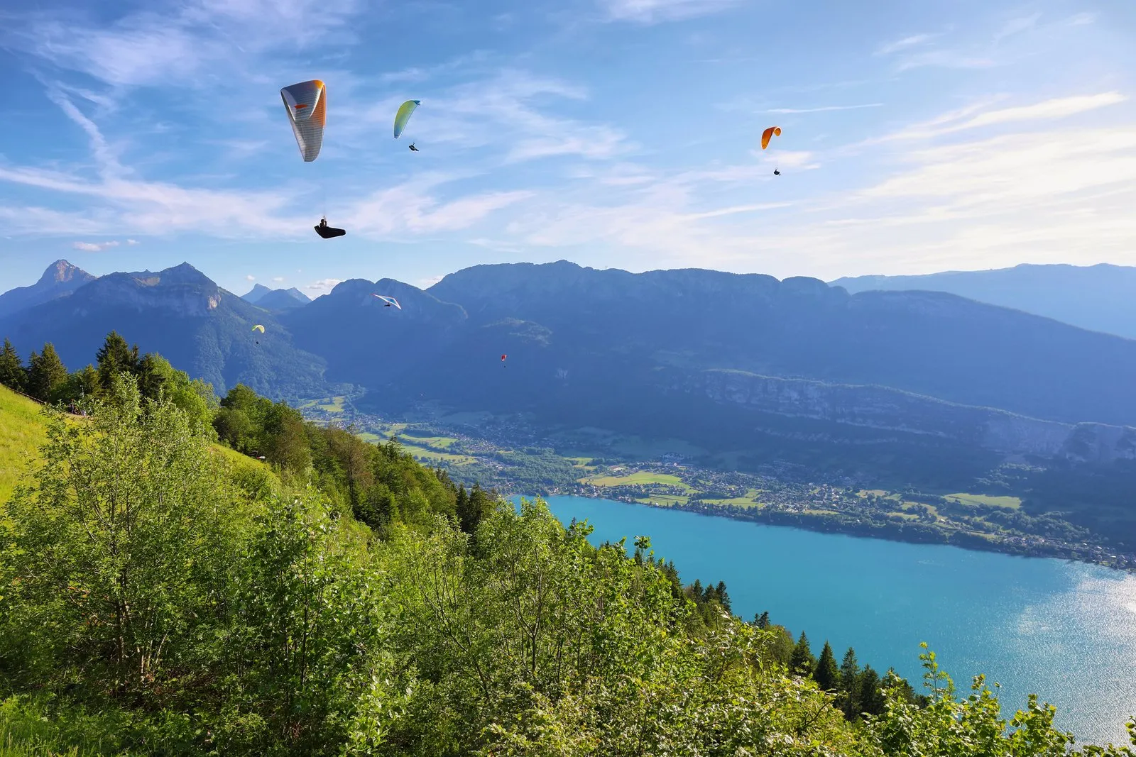 Des parapentes au-dessus du lac d'Annecy, vu depuis le col de la Forclaz