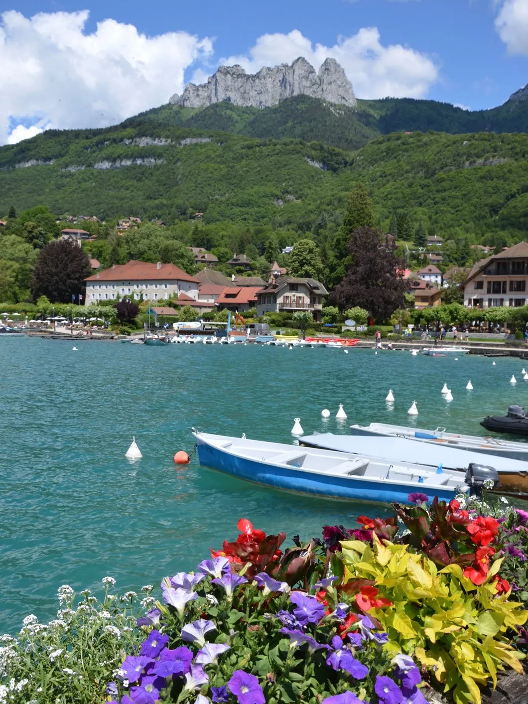 Le village de Talloires au bord du lac d'Annecy, sous les dents de Lanfon