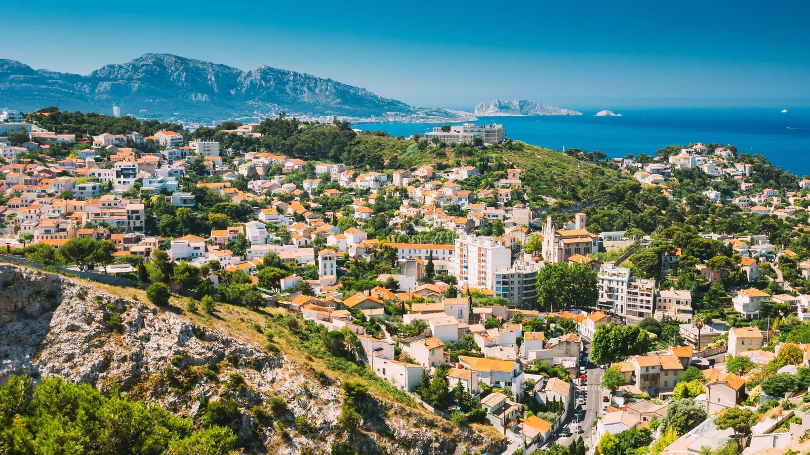 A colina do Cap d’Antibes coberta de pinheiros e moradias
