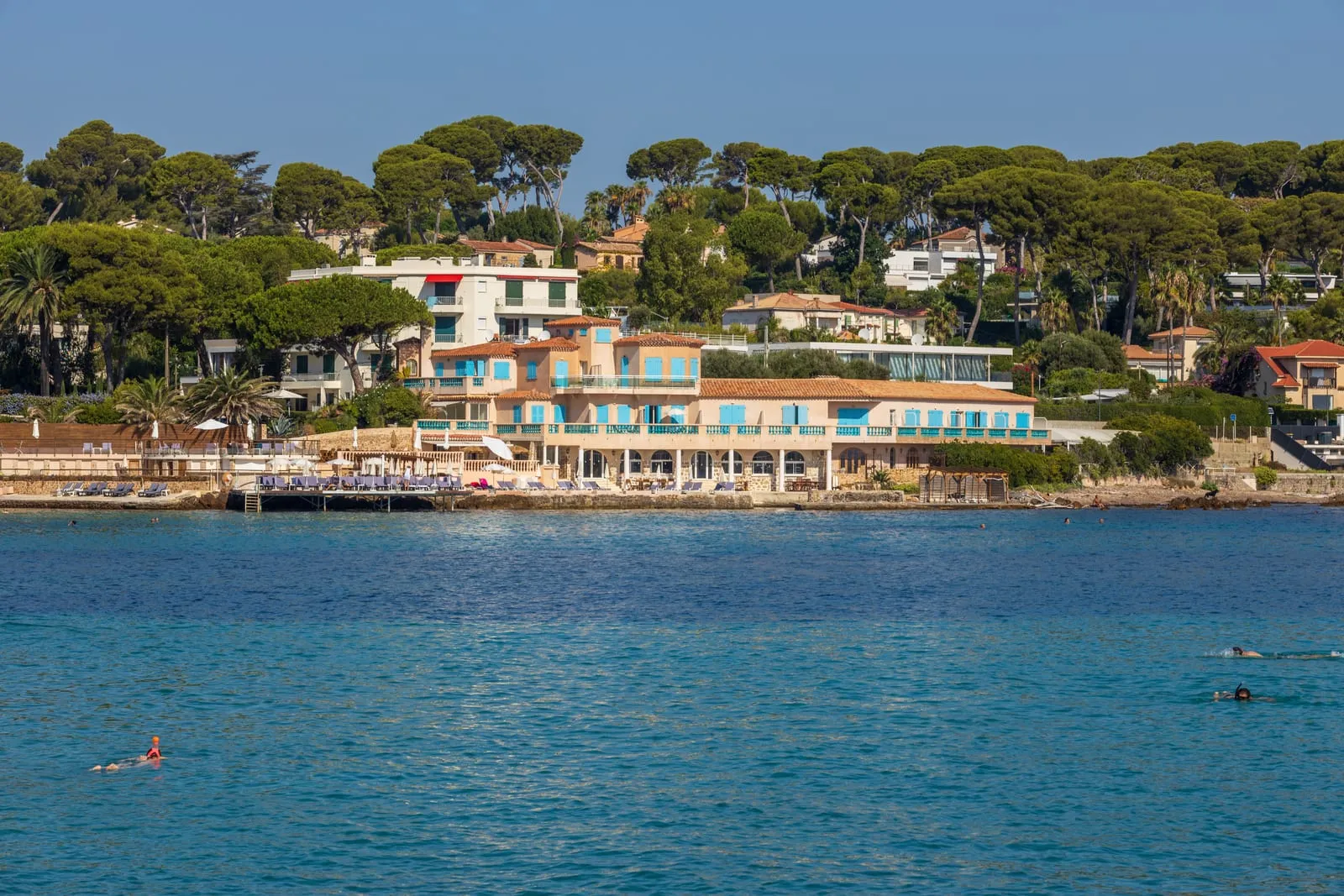 Un hôtel les pieds dans l’eau, sous les pins parasols