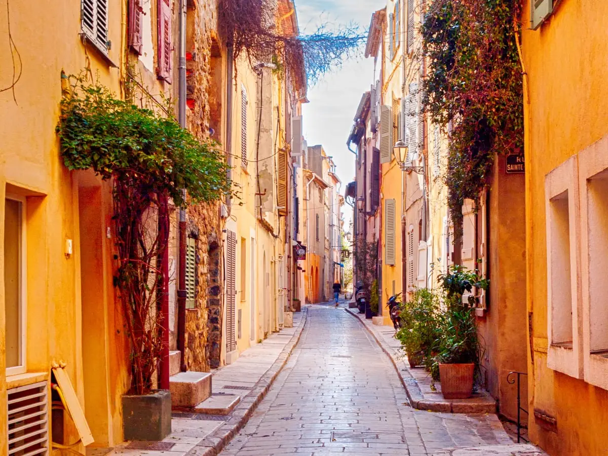 Une ruelle aux façades ocre et pastel de la vieille ville