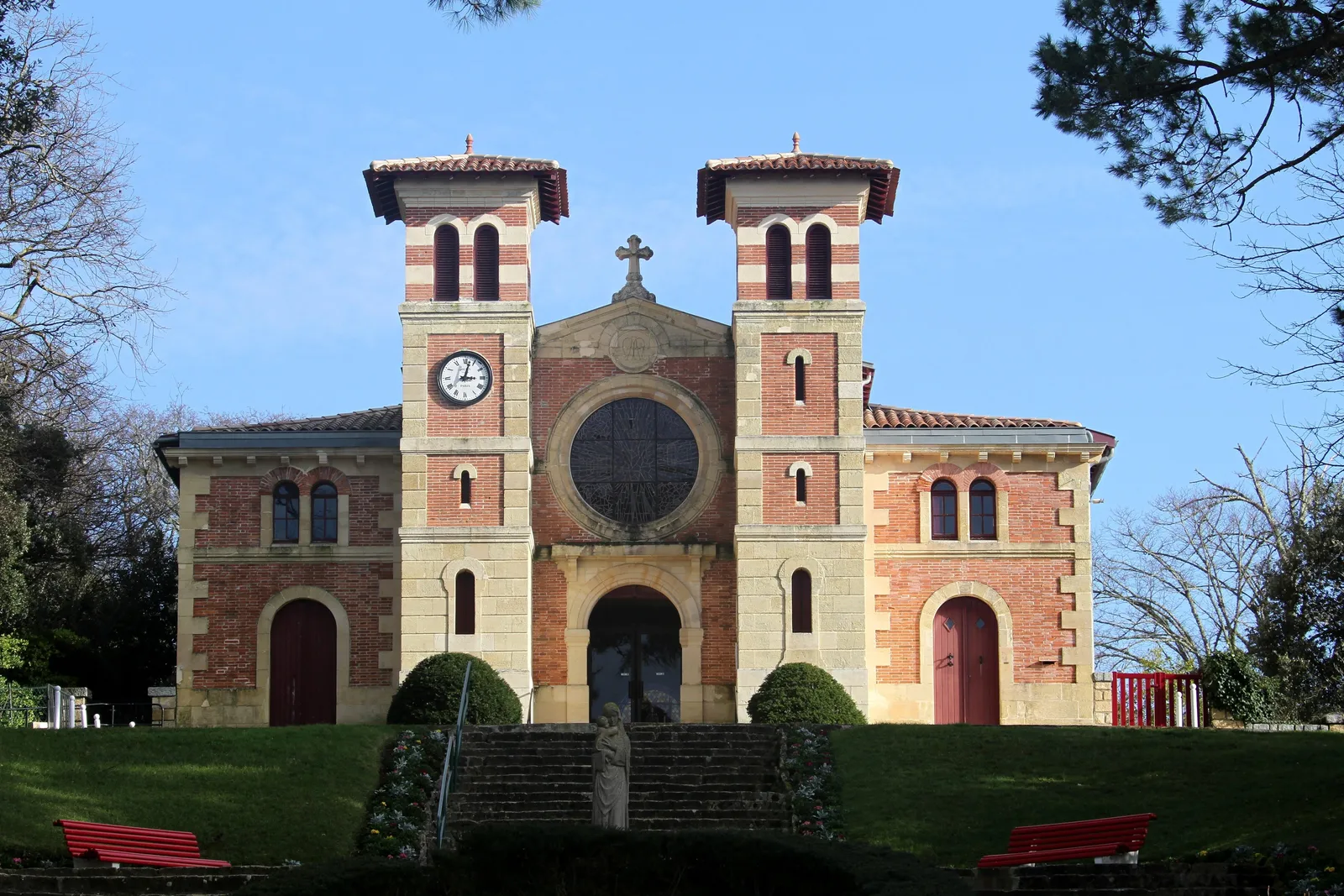 L’église Notre-Dame-des-Passes au Moulleau, à Arcachon, ses deux clochers de brique et de pierre sous les pins