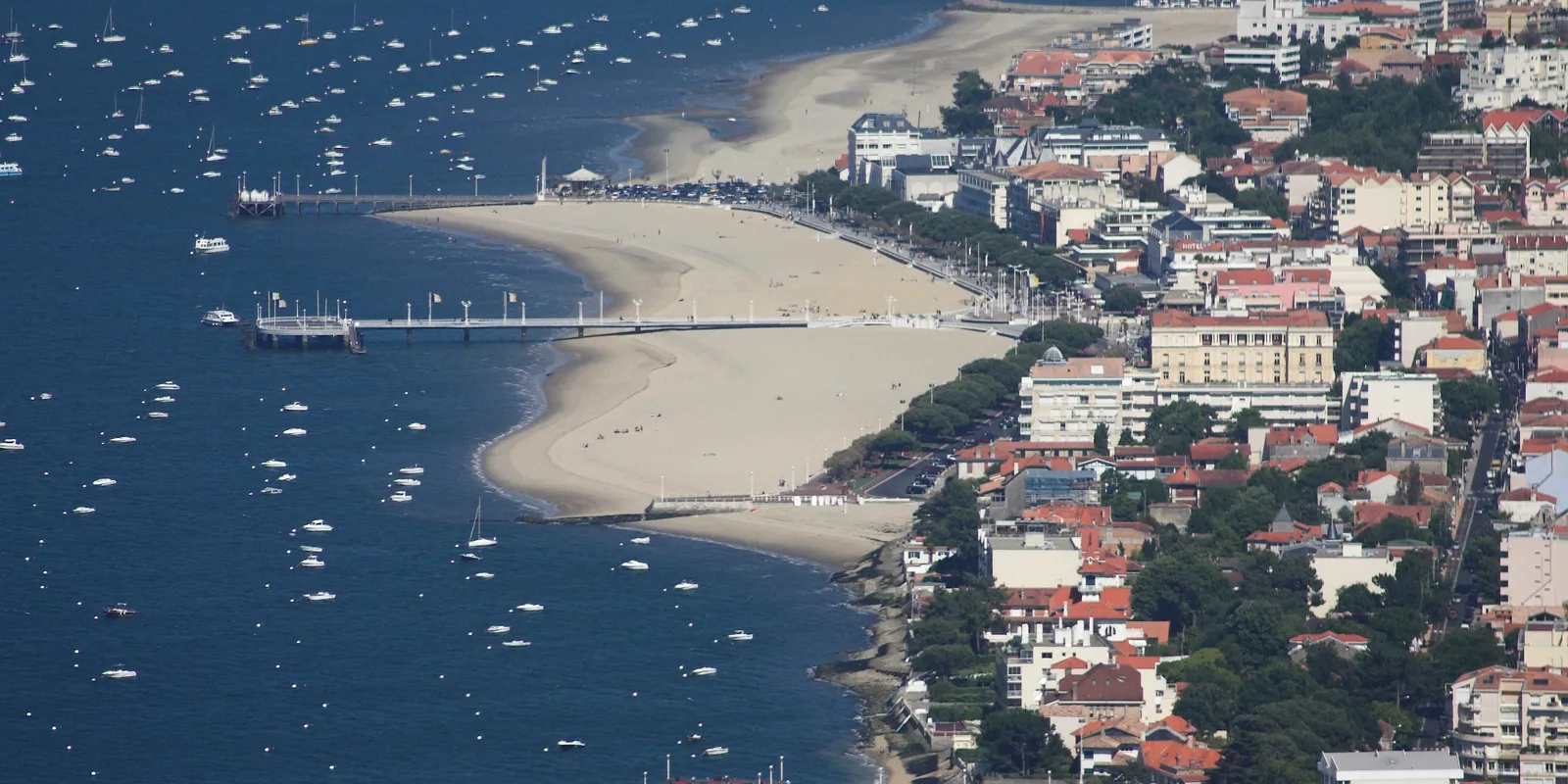 Le front de mer d’Arcachon, ses jetées et ses plages vus du ciel