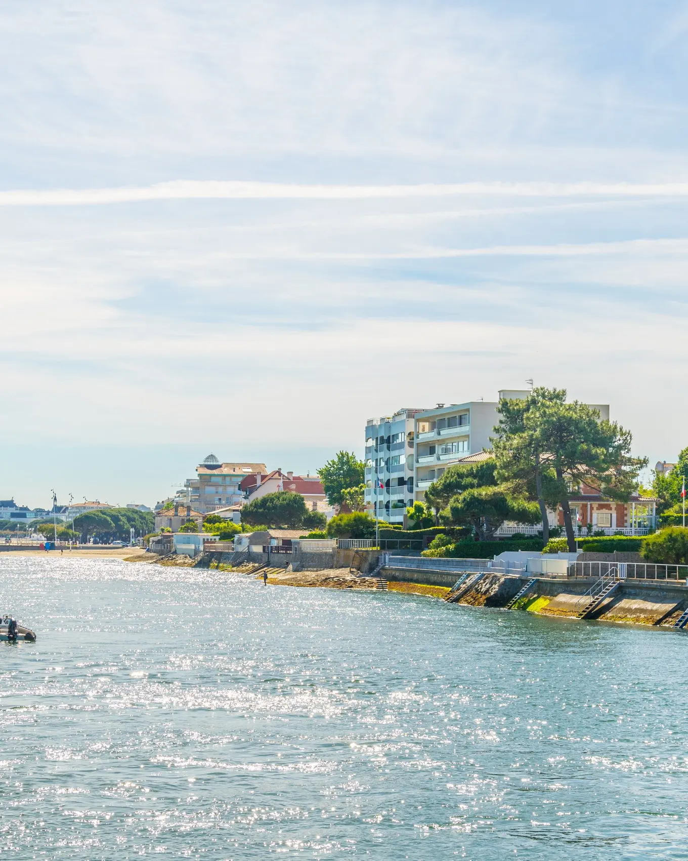 A marginal de Arcachon, a sua moradia com torreão e os barcos fundeados na baía