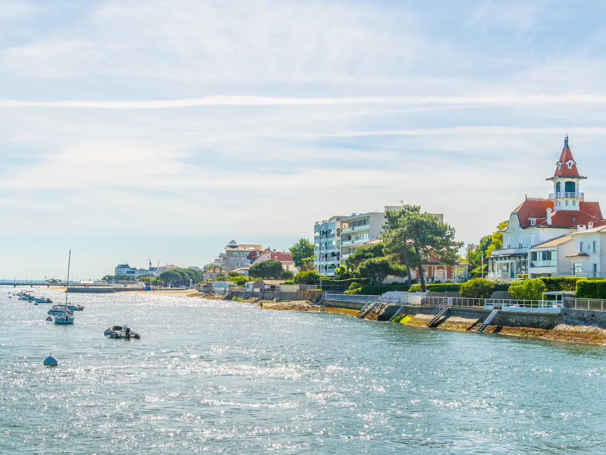 A marginal de Arcachon, a sua moradia com torreão e os barcos fundeados na baía