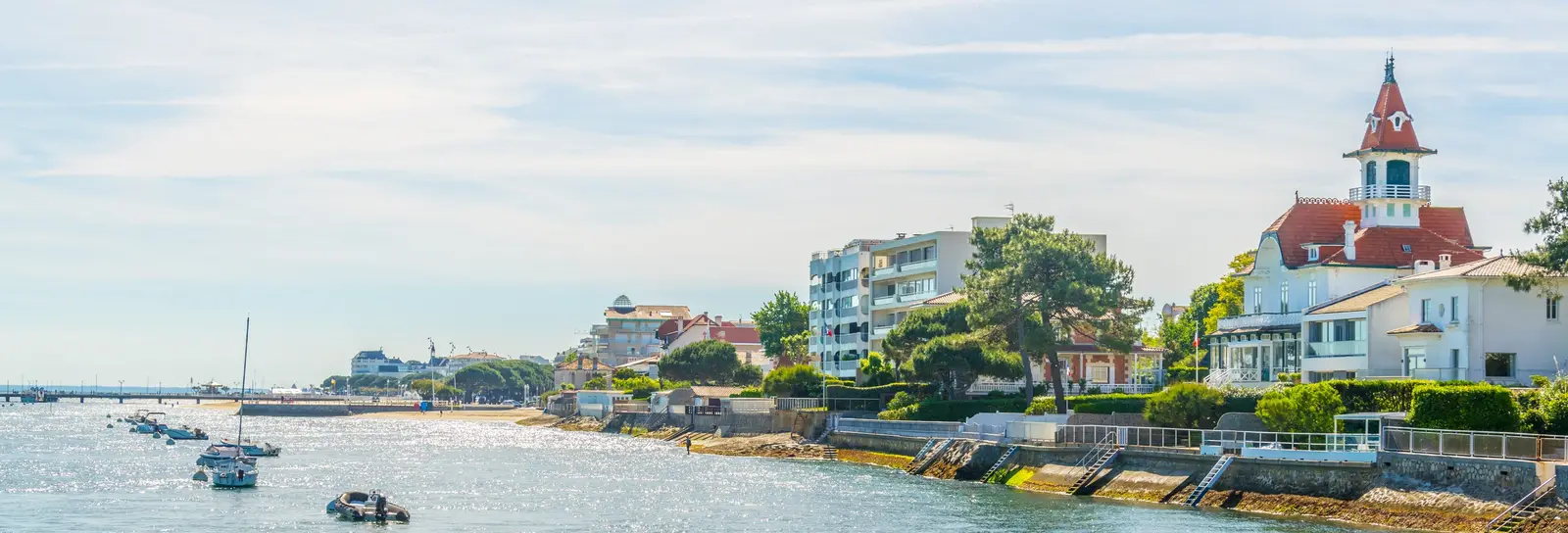 A marginal de Arcachon, a sua moradia com torreão e os barcos fundeados na baía