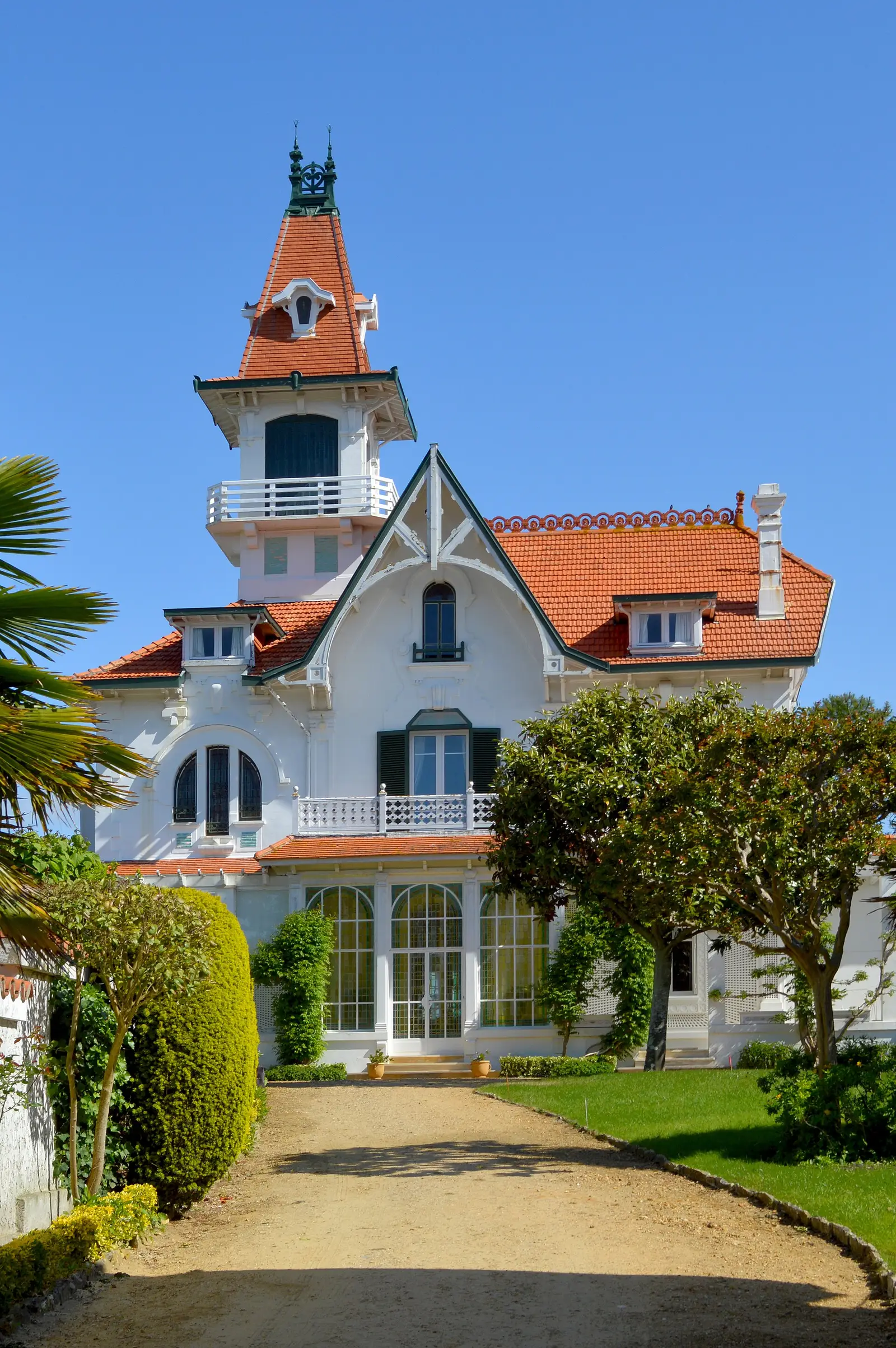 Winter-town house in Arcachon, carved wooden facade