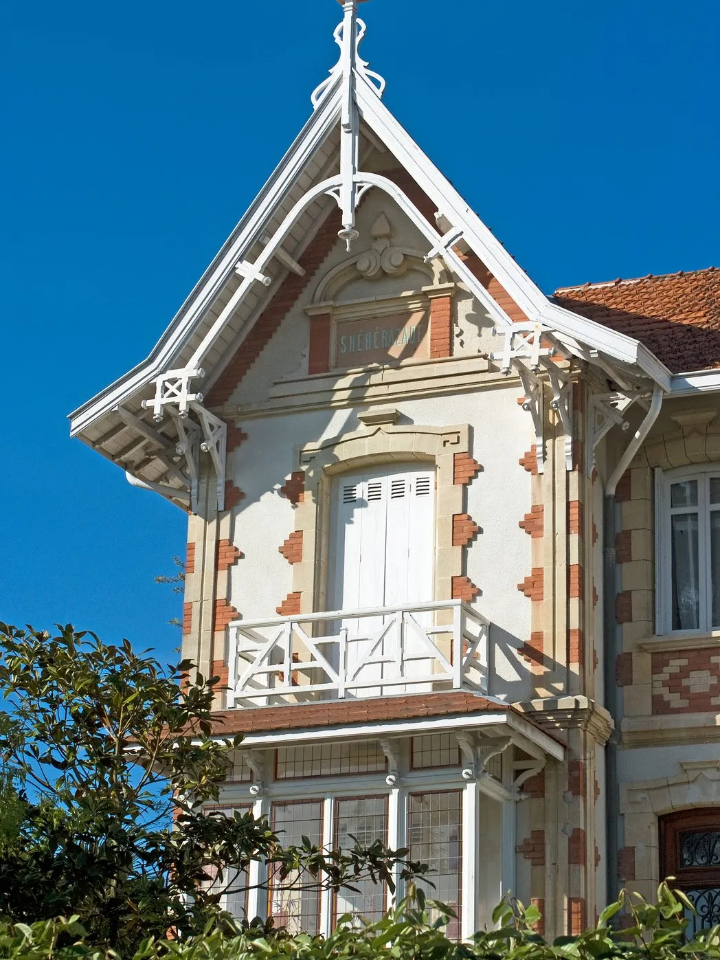 La villa Shéhérazade à Arcachon, ses balcons de bois découpé et ses briques bicolores sous le ciel bleu