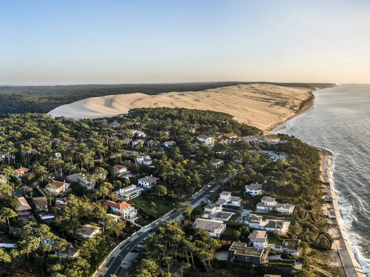 As moradias do Pyla sob os pinheiros e a duna do Pilat, vistas do céu