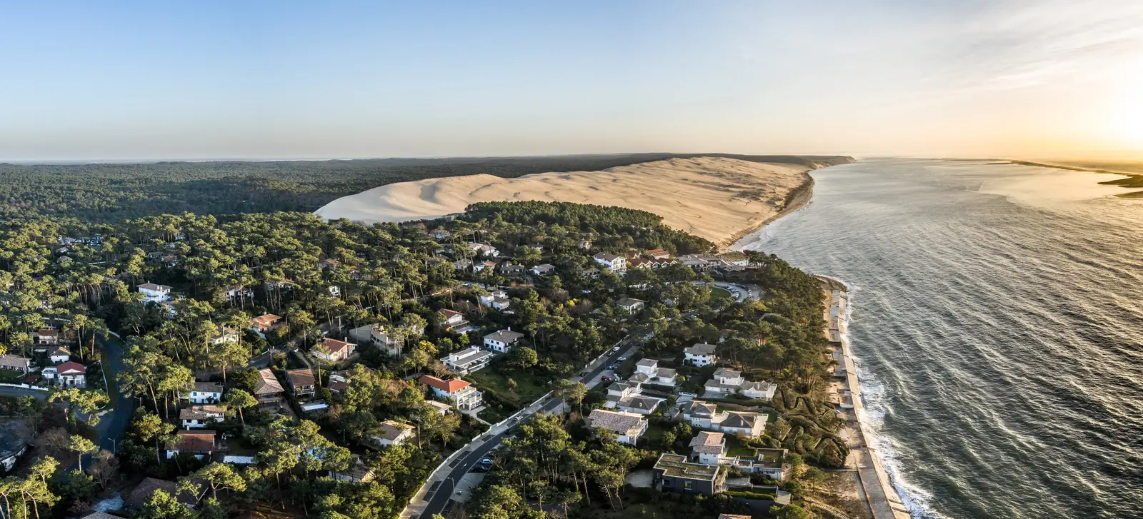 As moradias do Pyla sob os pinheiros e a duna do Pilat, vistas do céu