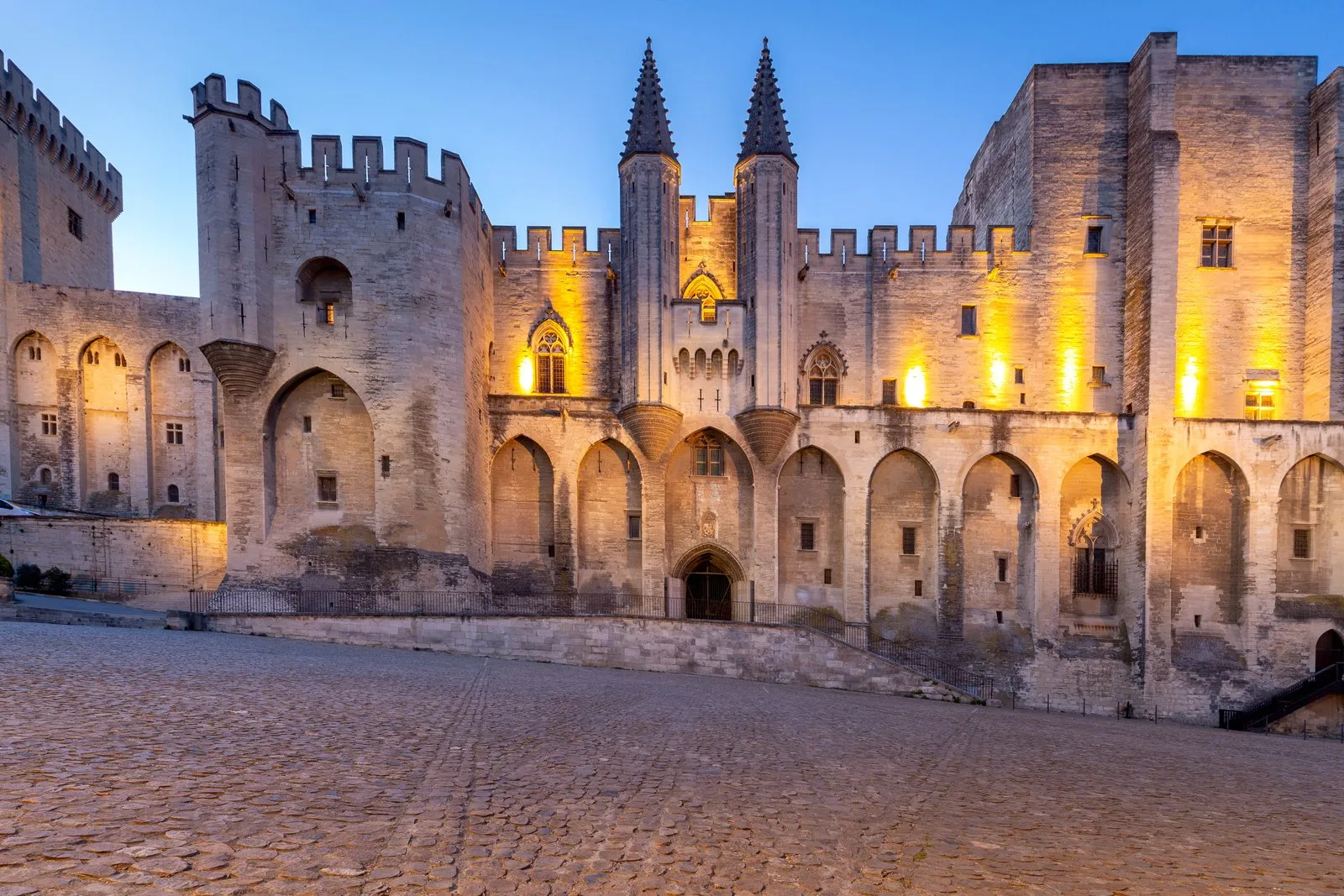 La façade du palais des Papes d'Avignon à la tombée du jour