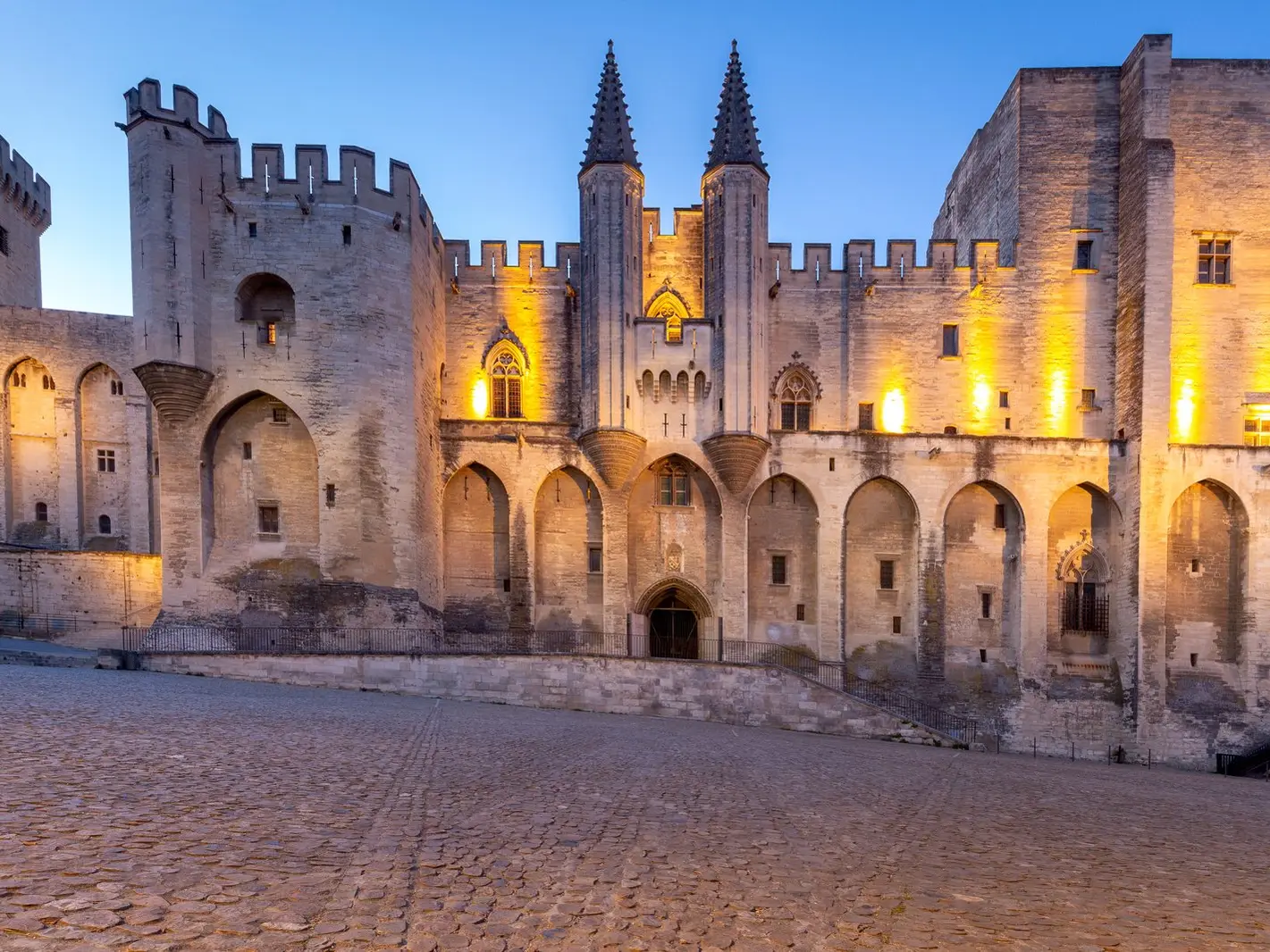 La façade du palais des Papes d'Avignon à la tombée du jour