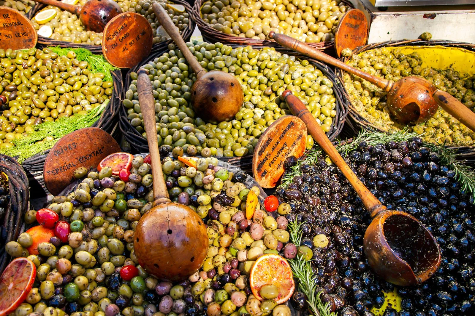 As azeitonas de uma banca de mercado provençal