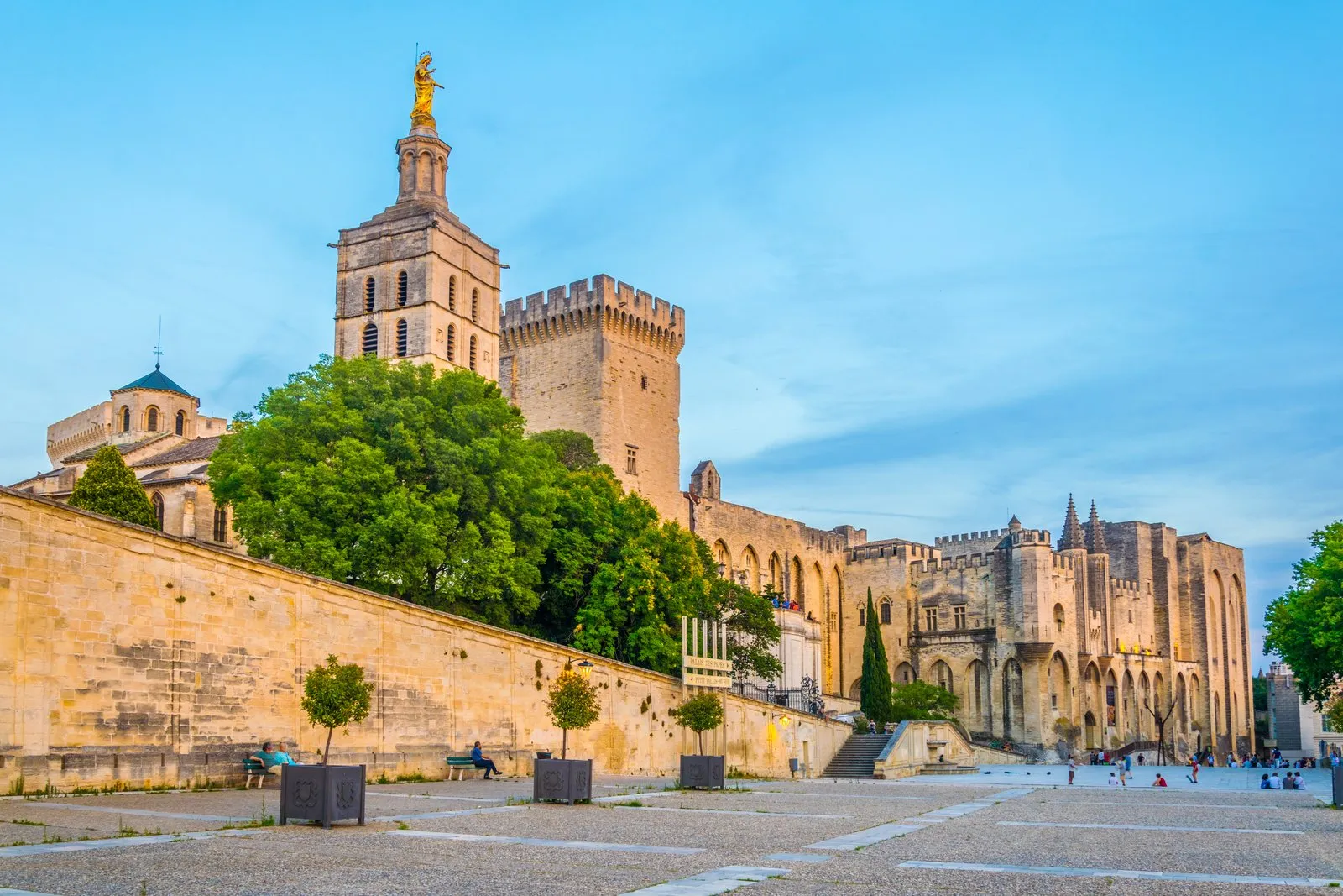 Le palais des Papes et la cathédrale Notre-Dame-des-Doms d'Avignon au soleil couchant