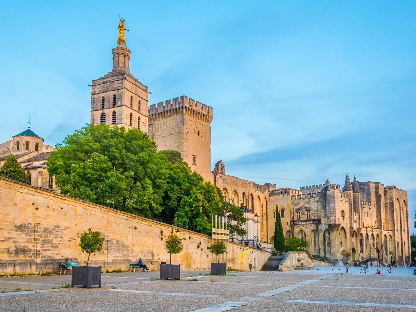 O Palácio dos Papas e a catedral Notre-Dame-des-Doms de Avignon ao pôr do sol