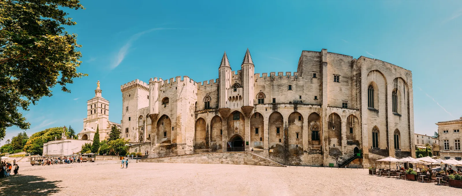 La place du Palais et la façade du palais des Papes d'Avignon, en panorama