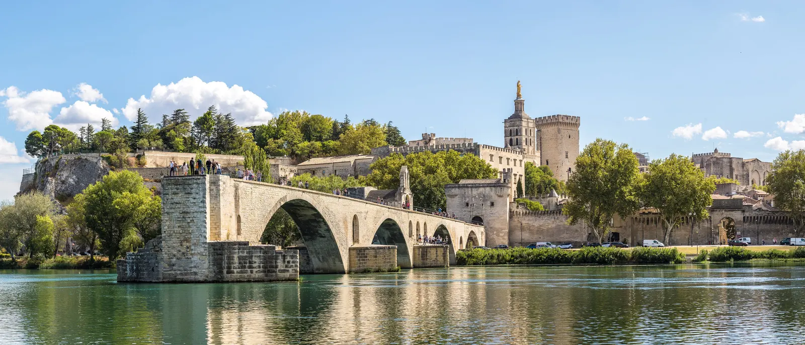 A ponte Saint-Bénézet e o Palácio dos Papas vistos do Ródano, em Avignon
