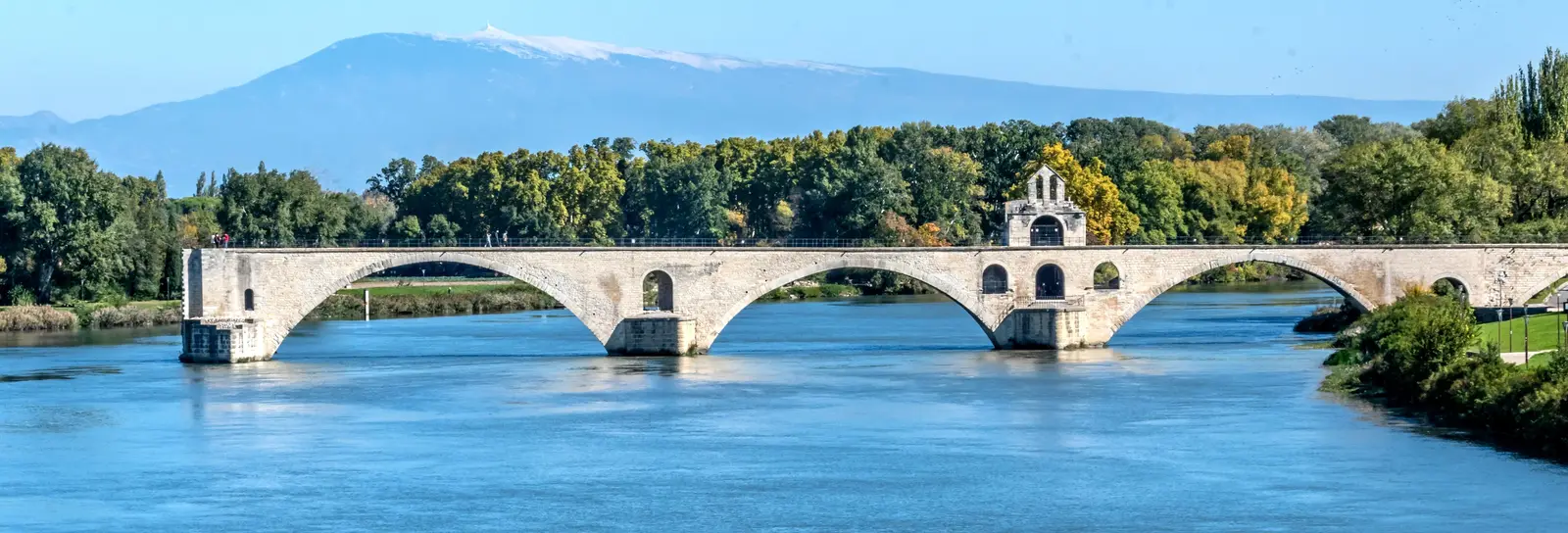 Le pont Saint-Bénézet d’Avignon sur le Rhône, le mont Ventoux à l’horizon