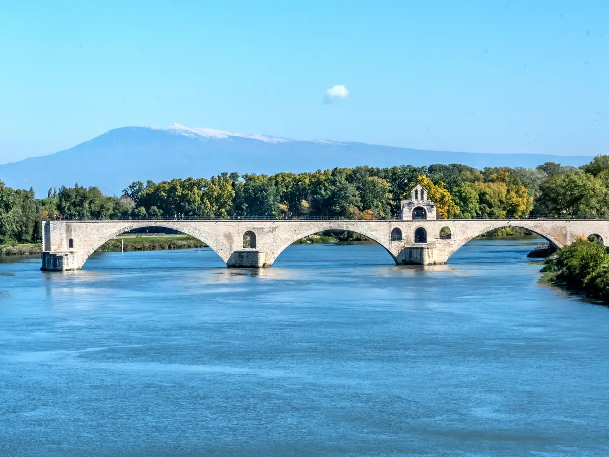 A ponte Saint-Bénézet de Avignon sobre o Ródano, com o monte Ventoux no horizonte