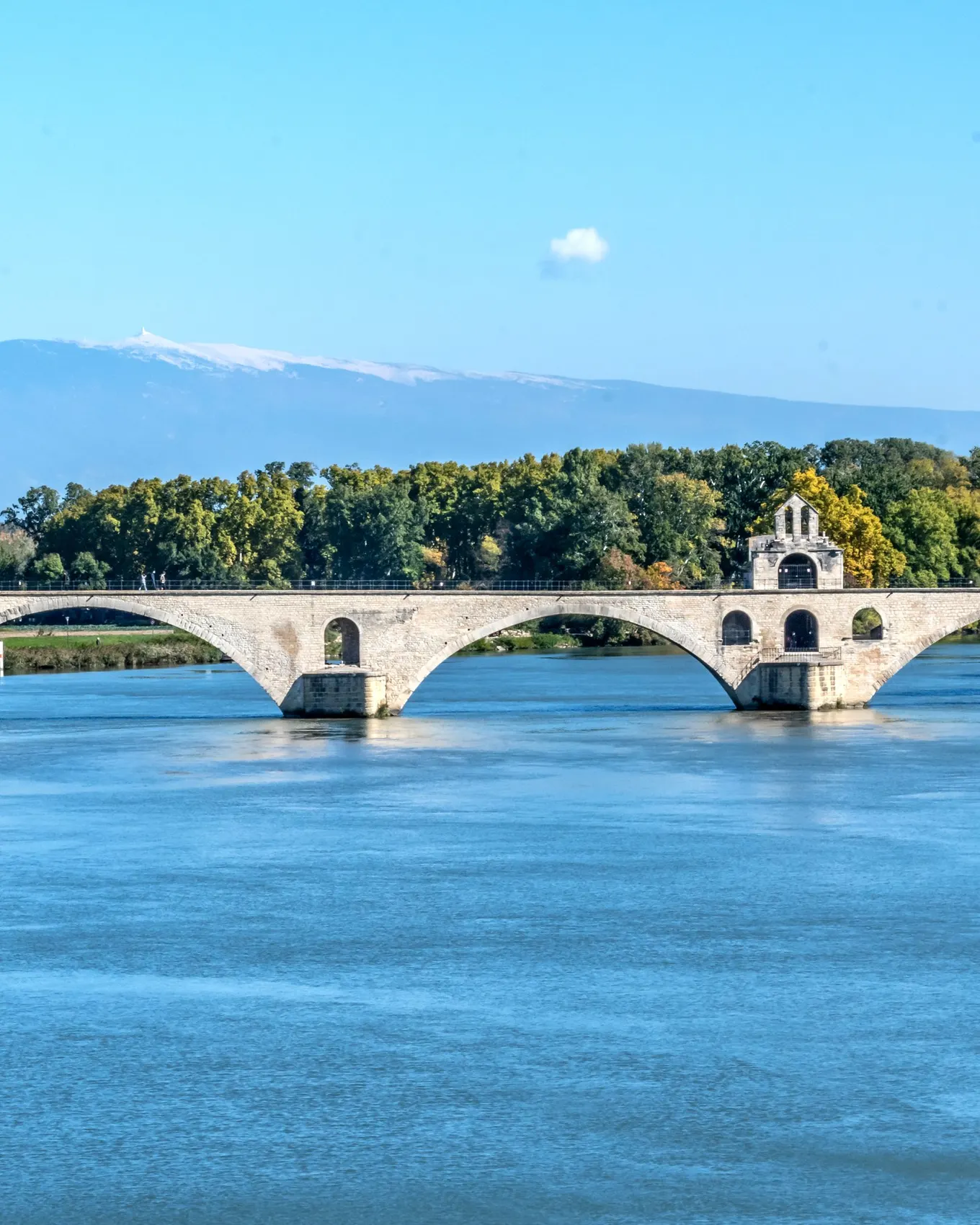 Le pont Saint-Bénézet d’Avignon sur le Rhône, le mont Ventoux à l’horizon