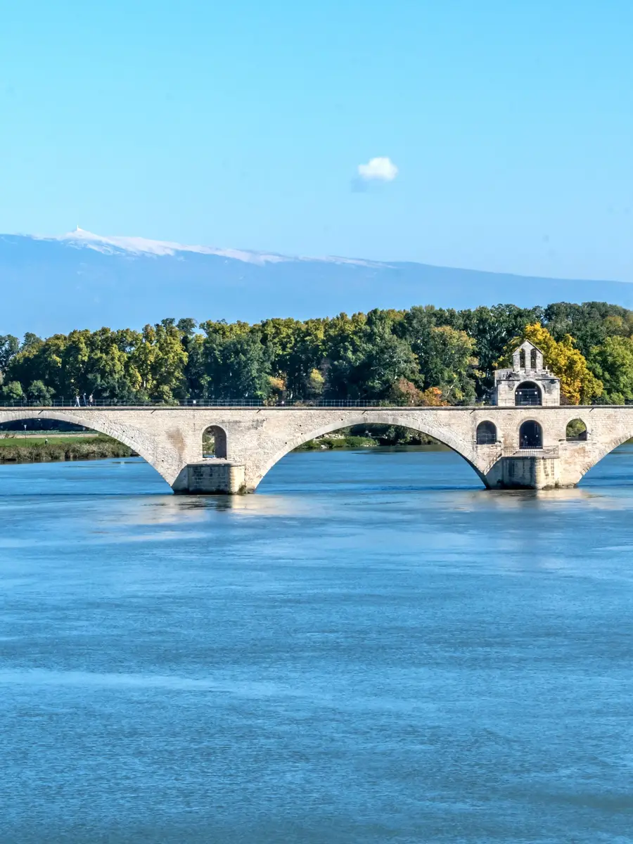 A ponte Saint-Bénézet de Avignon sobre o Ródano, com o monte Ventoux no horizonte