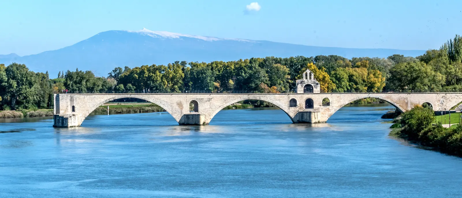 A ponte Saint-Bénézet de Avignon sobre o Ródano, com o monte Ventoux no horizonte