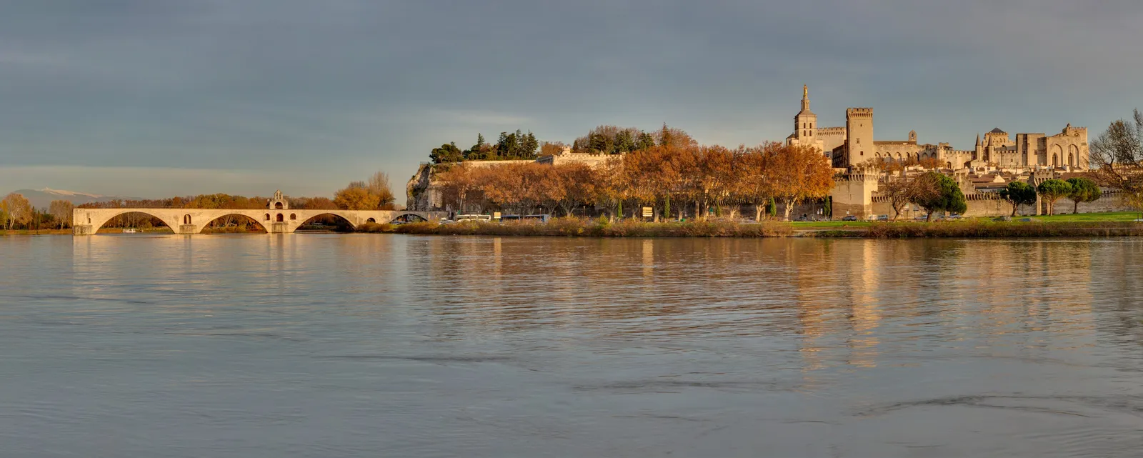 Le pont Saint-Bénézet sur le Rhône, le rocher des Doms et le palais des Papes dans la lumière du soir