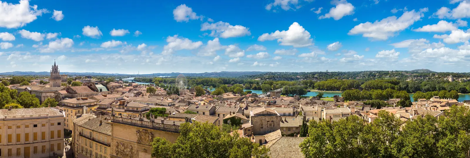 Les toits de tuiles d’Avignon et le Rhône, vue panoramique