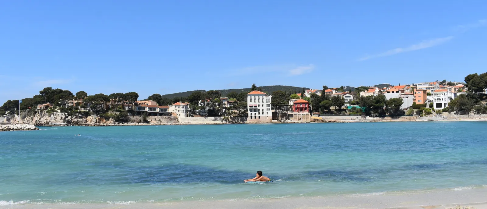 L'anse de Renécros à Bandol, sa plage et ses villas sous les pins
