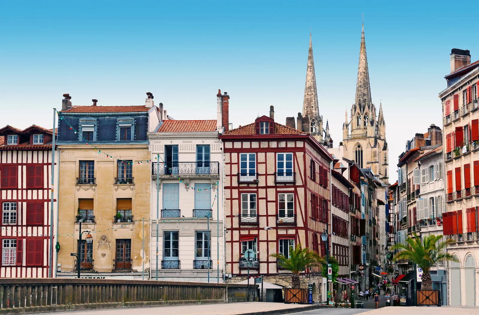 Les maisons anciennes de Bayonne, leurs colombages rouges et blancs et les flèches de la cathédrale Sainte-Marie