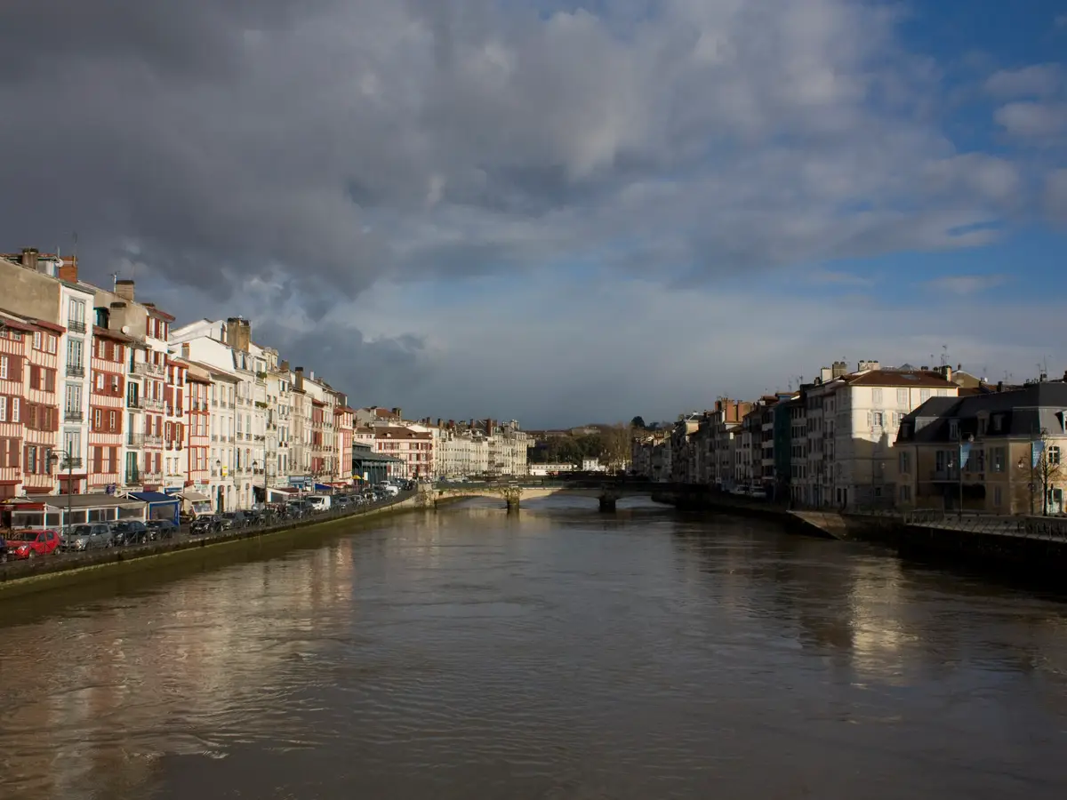 La Nive et les quais de Bayonne, entre deux averses