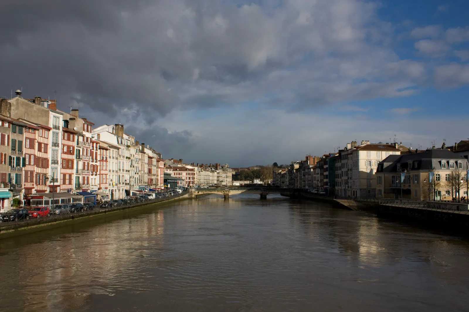La Nive et les quais de Bayonne, entre deux averses