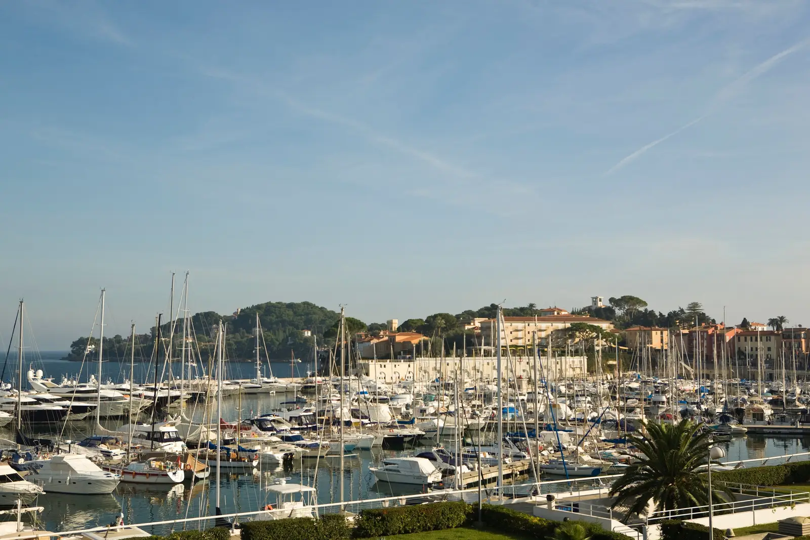 A marina de Beaulieu-sur-Mer, os seus veleiros e iates ao pé das colinas