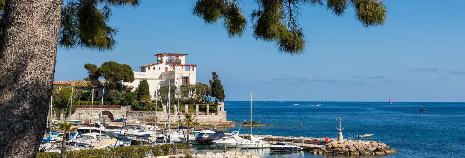 Villa Kérylos on the Baie des Fourmis in Beaulieu-sur-Mer, the small harbour in the foreground