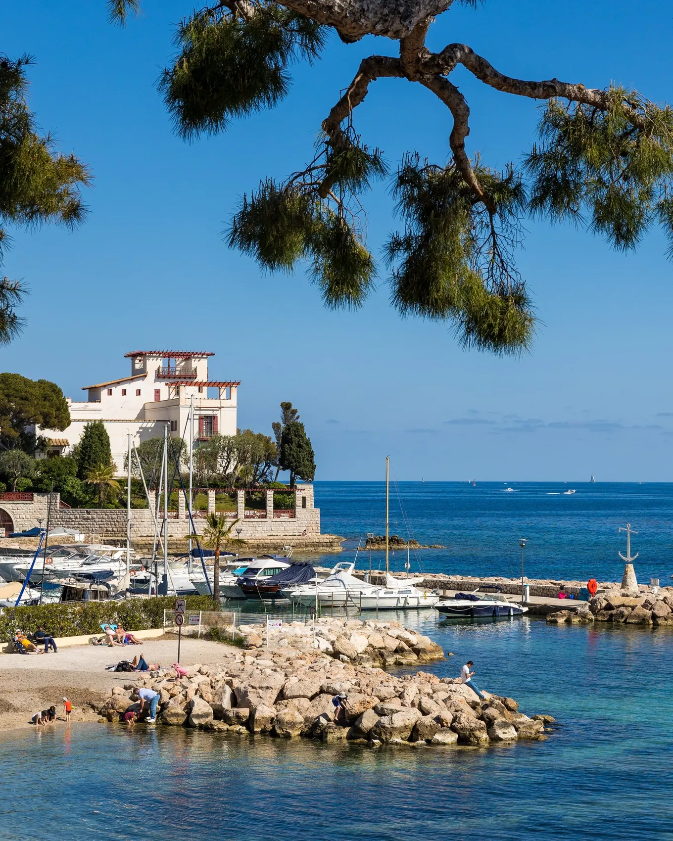 Villa Kérylos on the Baie des Fourmis in Beaulieu-sur-Mer, the small harbour in the foreground