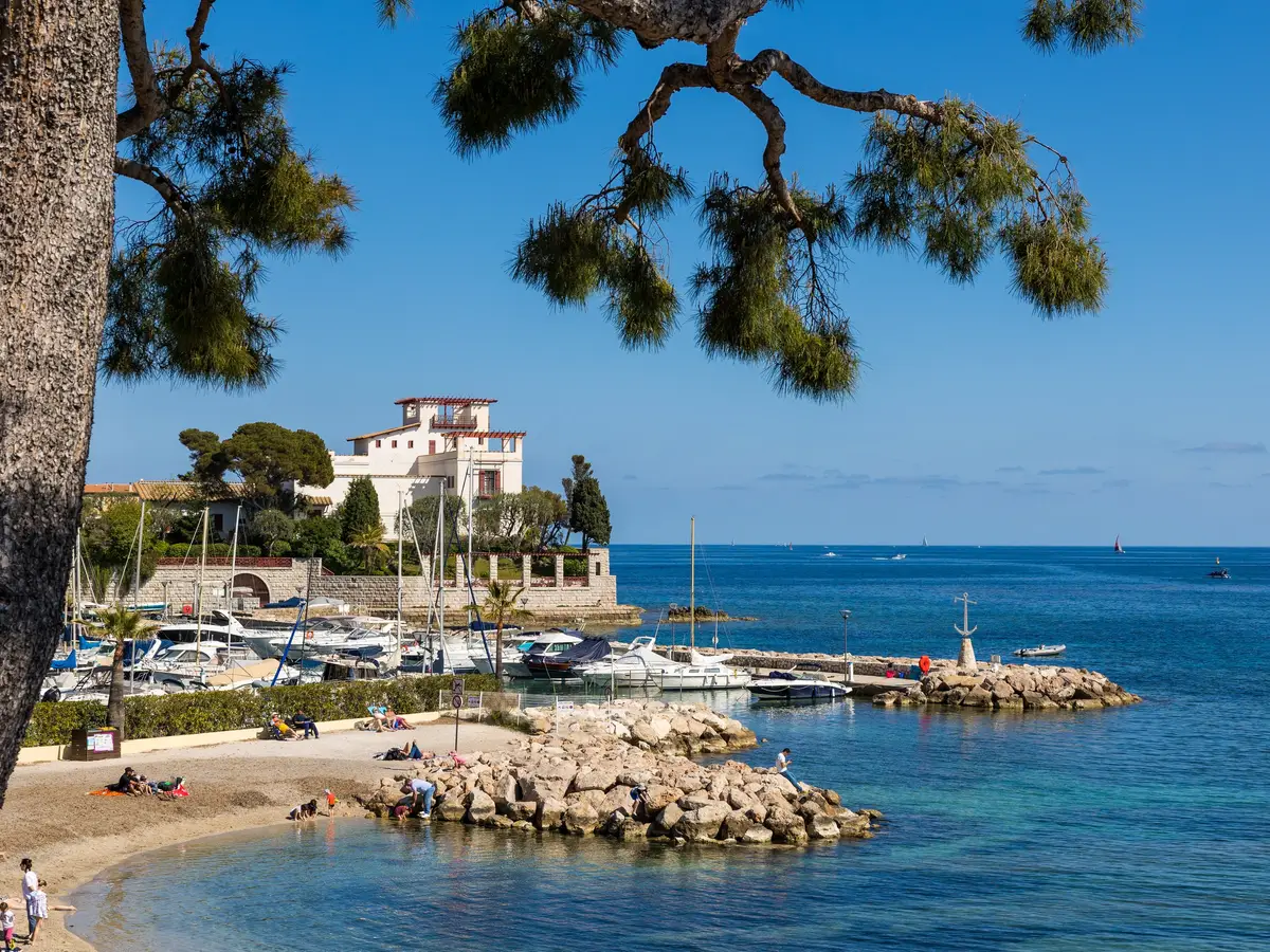 La villa Kérylos au bord de la baie des Fourmis, à Beaulieu-sur-Mer, le petit port au premier plan